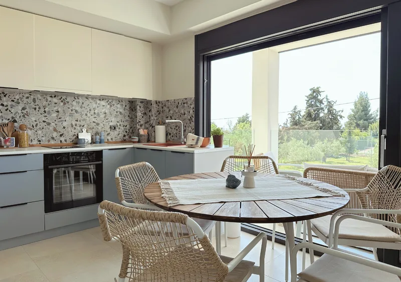 Fully equipped kitchen with dining area in Gyalia House No. 3 Nikiti